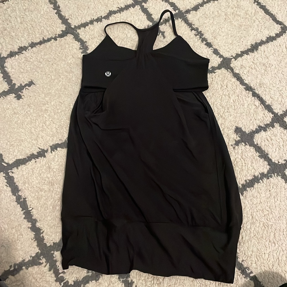 Black flowy lululemon tank